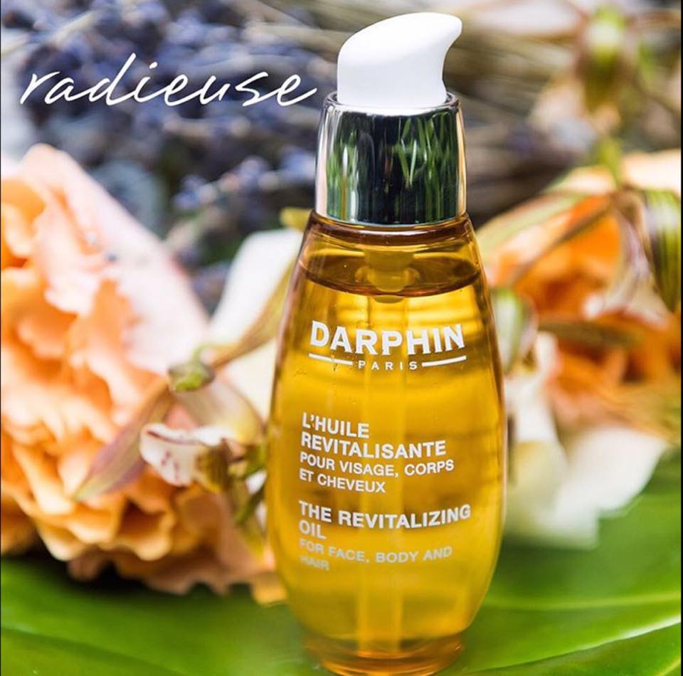 Revitalizační olej Darphin - kombinace bylinek a esenciálních olejů, chrání pleť před ztrátou vlhkosti a dokonale ji hydratuje.